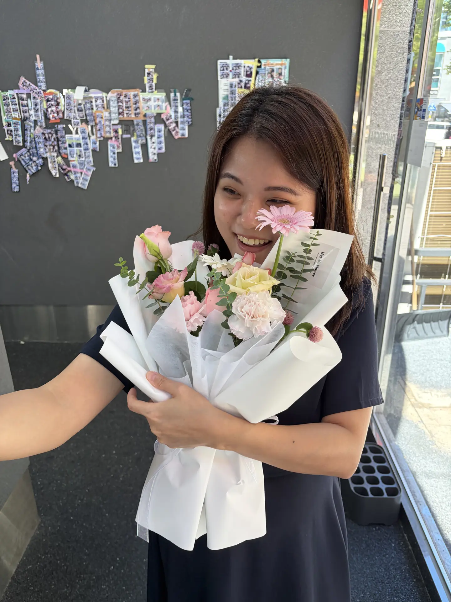 꽃을 받고 좋아하는 수여니